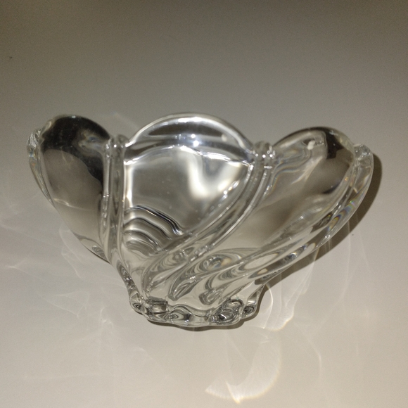 Small glass swirl bowl - Picture 2 of 7